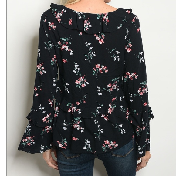 Last 1  Ruffled top with delicate flowers - Picture 4 of 4